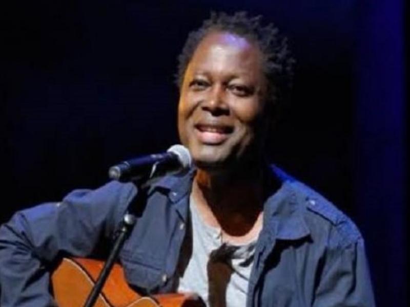Pascal Lokua Kanza, lors d'un concert acoustique à Paris.