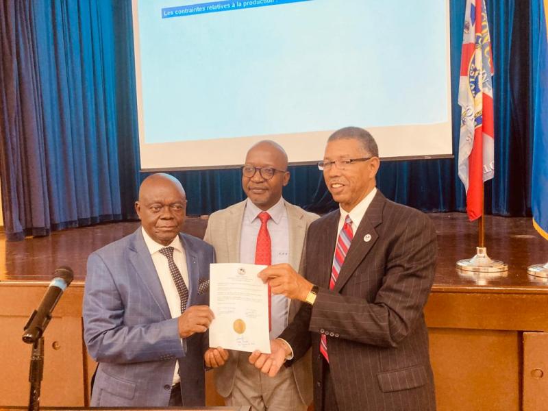 Le premier vice-président du sénat, Eddy Mundela, placé au milieu de deux autorités du Kasaï venues aux USA pour  présenter les opportunités d'investir à Mbujimayi ( Kasaï).