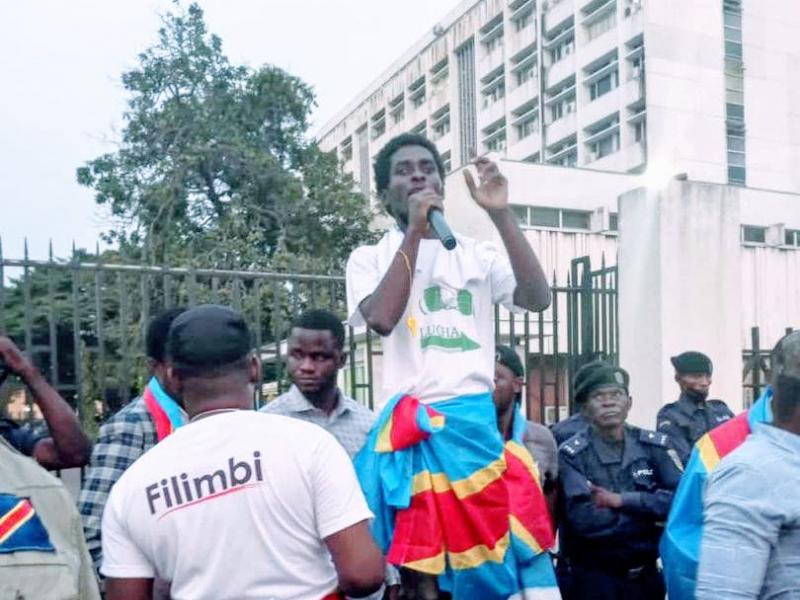 Les mouvements citoyens congolais devant le ministère des affaires étrangères à Kinshasa.