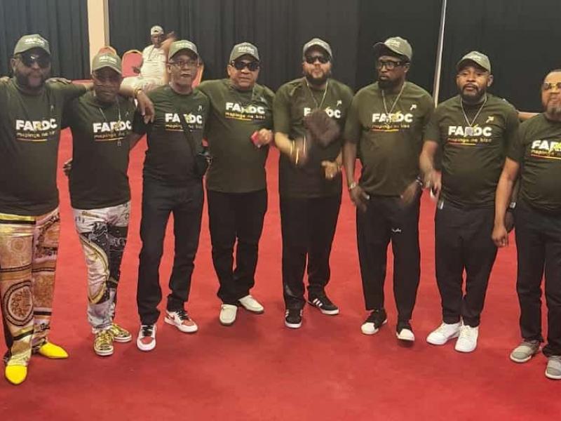 Photo de famille des musiciens clan Wenge Musica 4x4 en t-shirt estampillés FARDC