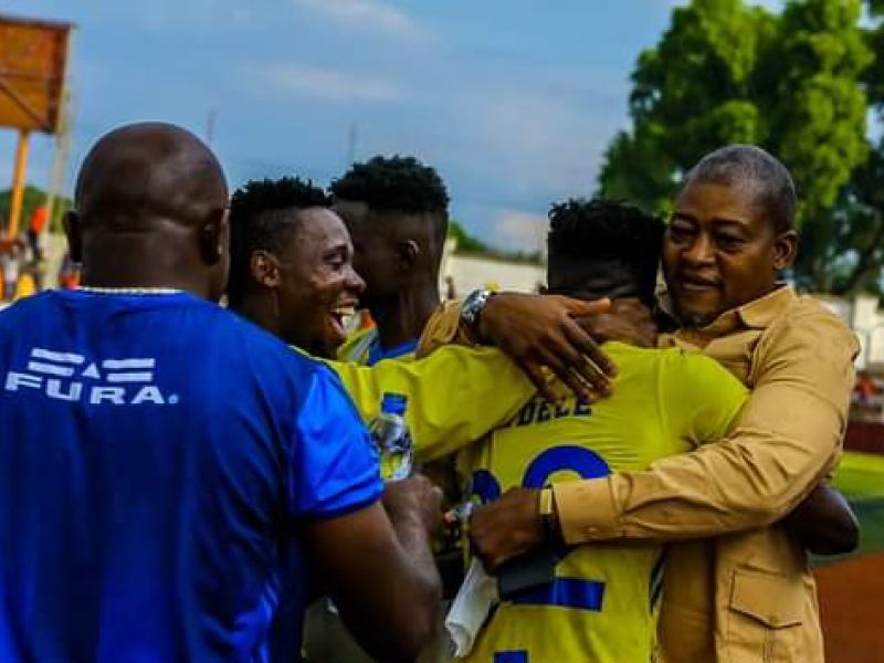 Les joueurs de Lupopo et un dirigeant du club en pleine célébration d'un but.