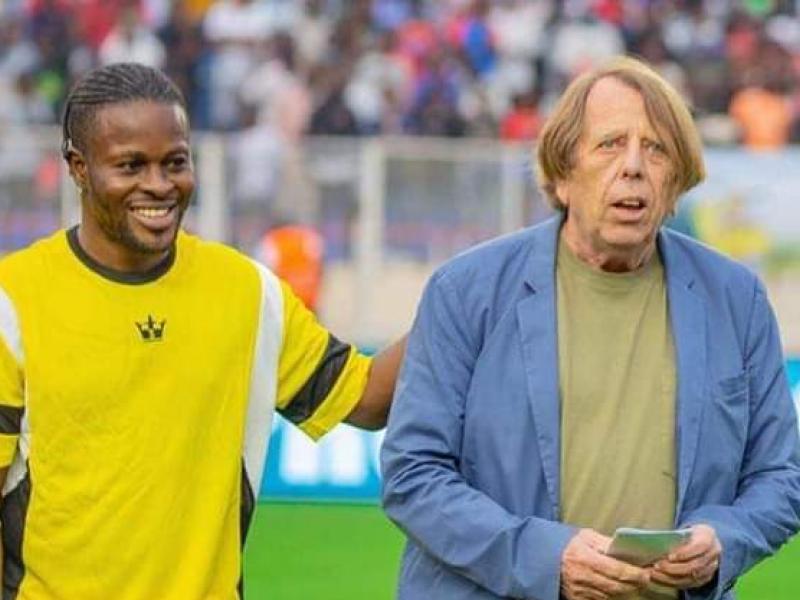 Trésor Mputu Mabi et l'ancien sélectionneur de l'équipe nationale de la RDC, Claude Leroy.