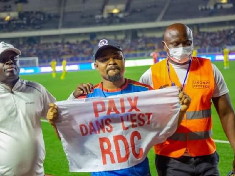 Un citoyen congolais mini d'une banderole mentionnée "Paix dans l'Est de la RDC".