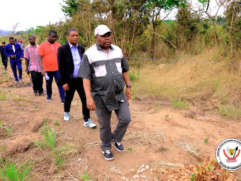 Le ministre d'état en charge au développement rural François Rubota lors de sa descente à Mont- Ngafula pour la réhabilitation de desserte agricole