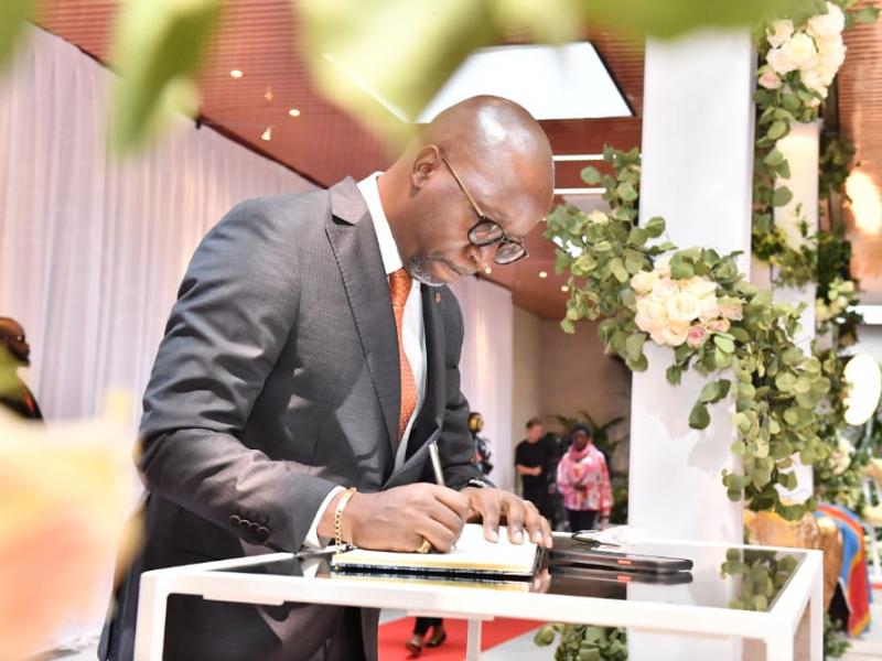 A Bruxelles, le premier vice-président du sénat Eddy Mundela écrit dans le registre des condoléances en mémoire de PE Lumumba