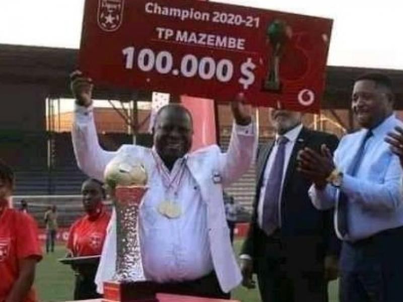Le manager du TP Mazembe, Frédéric Kitenge Kikumba touchant la cagnotte de champion de l'édition 2020-2021.