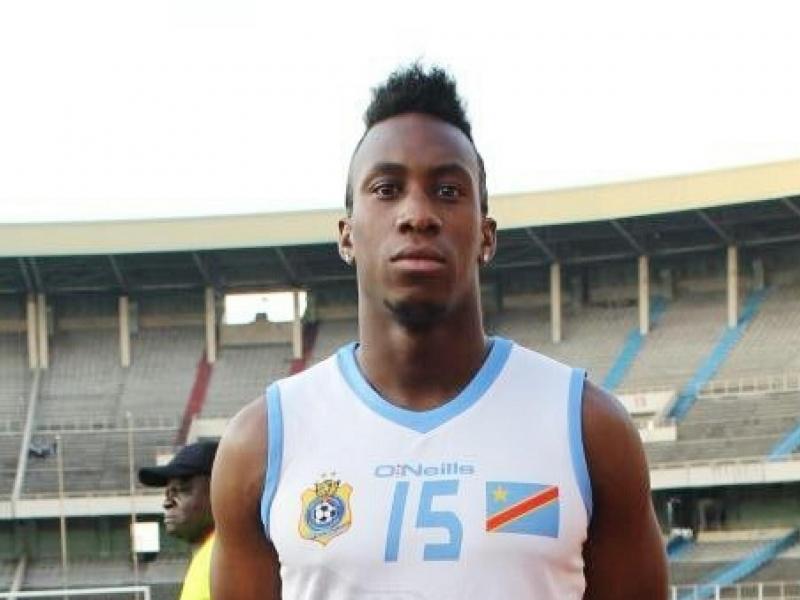 Yeni Ngbakoto, lors d'une séance d'entraînement des Léopards, au stade des martyrs de Kinshasa.