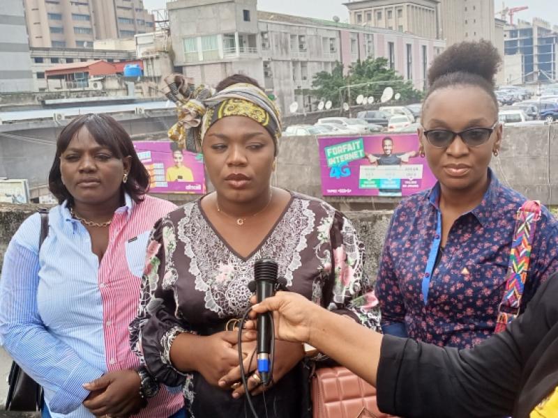 Au micro, Madame Moïsha Bombula buya, épouse du journaliste Yves Buya