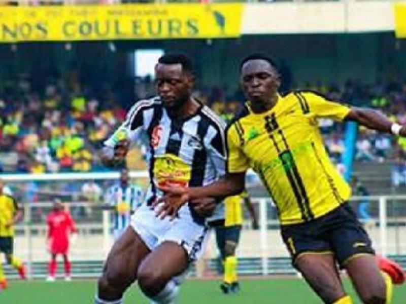 Le défenseur du TP Mazembe, Djos Issama Mpeko, en duel avec l'ancien attaquant de l'AS V.Club, Chadrack Muzungu, lors d'une rencontre de la Linafoot, au stade des martyrs de Kinshasa.