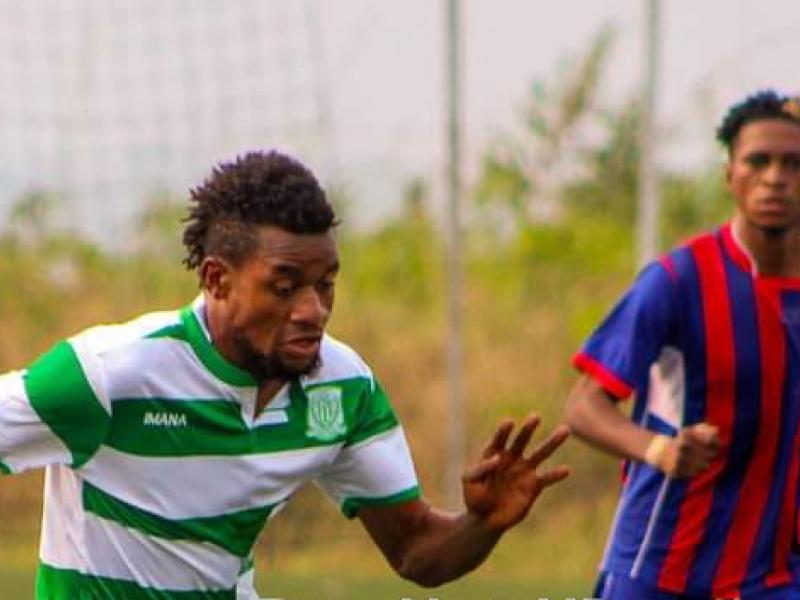 Le joueur du DCMP en duel avec celui de Bazano, à Kurara Mpova.