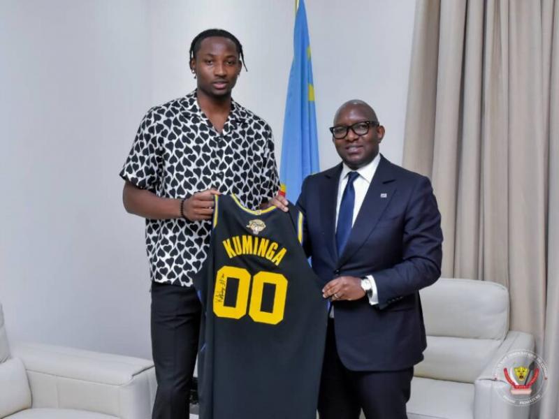 De gauche à droite, Jonathan Kuminga et le premier ministre Sama Lukonde