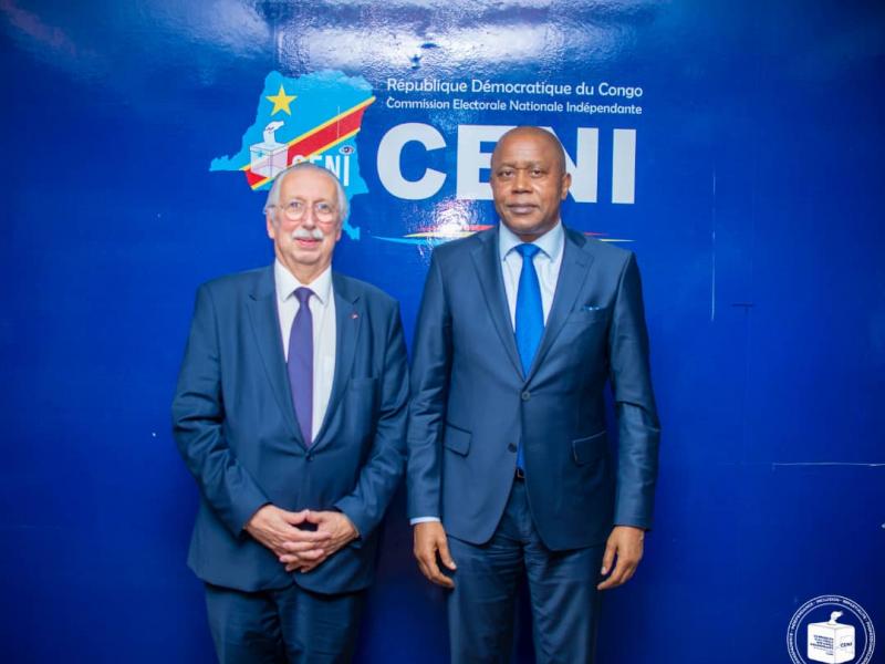 De gauche à droite, André Flahaut, ministre d'État du gouvernement fédéral belge et le président de la CENI, Denis Kadima