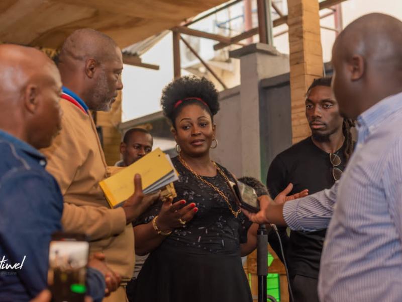 La députée Colette Tshomba remet les 1.200 billets aux habitants de Bandalungwa