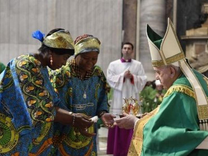 Le Pape François recevant, ce dimanche, les offrandes des mains des mamans Catholiques