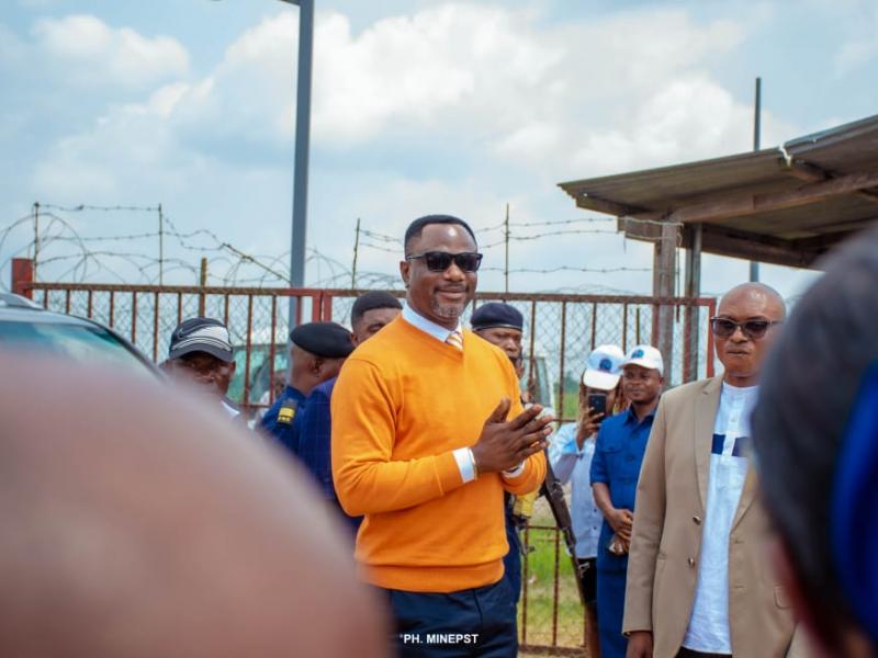 Le ministre de l'EPST, le professeur Tony Mwaba à l'aéroport de Bangkoka.