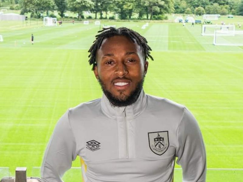 Samuel Bastien, lors de sa présentation à Burnley FC.