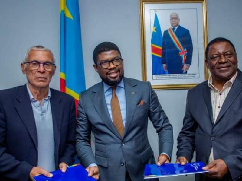 Hector Cúper, Serge Nkonde et le président intérimaire de la FECOFA, Donatien Tshimanga.