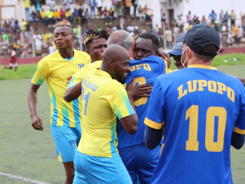 Les joueurs du FC Saint Eloi Lupopo