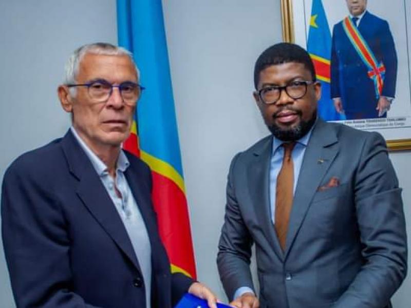 Hector Cúper et Serge Nkonde, lors de la cérémonie de fin de contrat.