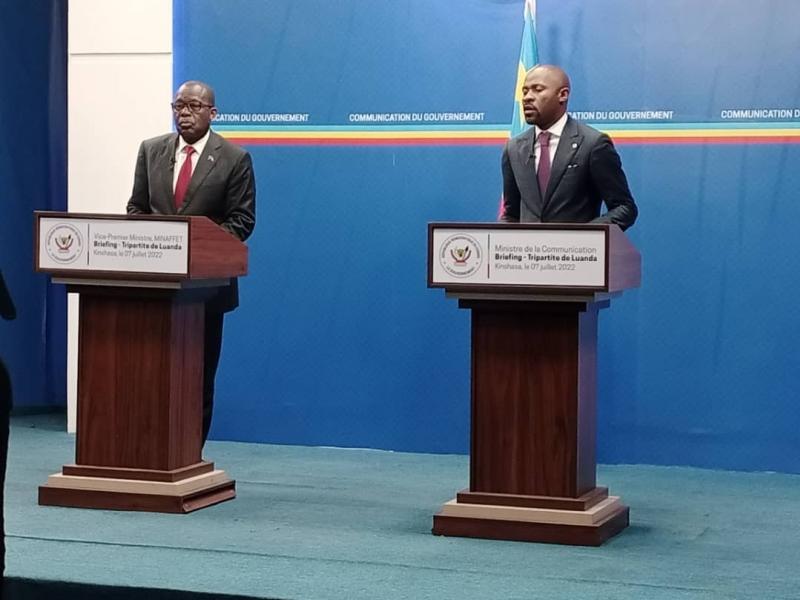 De gauche à droite, le VPM des affaires étrangères Christophe Lutundula et le ministre des médias Patrick Muyaya lors d'un briefing