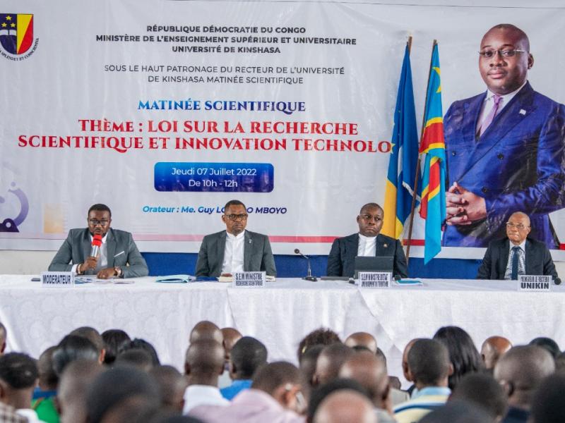 Le ministre d'État en charge de l'aménagement du territoire, Guy Loando Mboyo (3è personne à gauche) à la conférence débat sur le thème : loi sur la recherche scientifique et innovation technologique