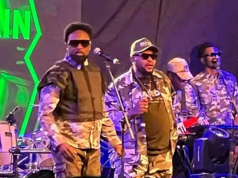 Werrason et JB Mpiana, en plein spectacle au chapiteau de l'hôtel Pullman.