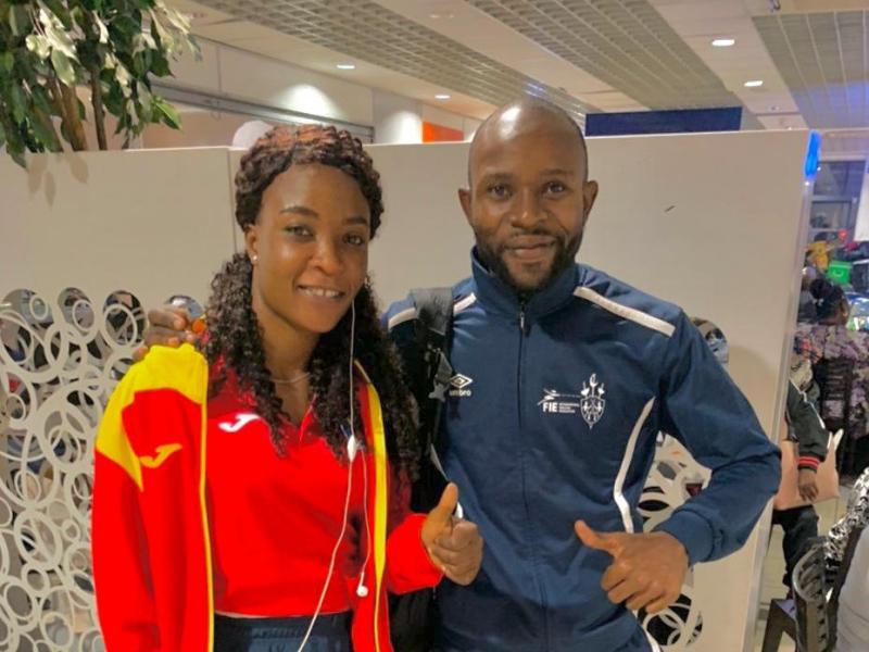 L'escrimeuse, Grâce Makwanya et le coach, Guelord Mascoth, à l'aéroport international de N'djili.