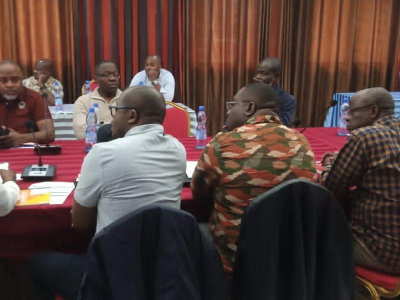 Quelques participants à l'atelier de normalisation de l'exploitation minière artisanale en RDC réunis en groupe des travaux