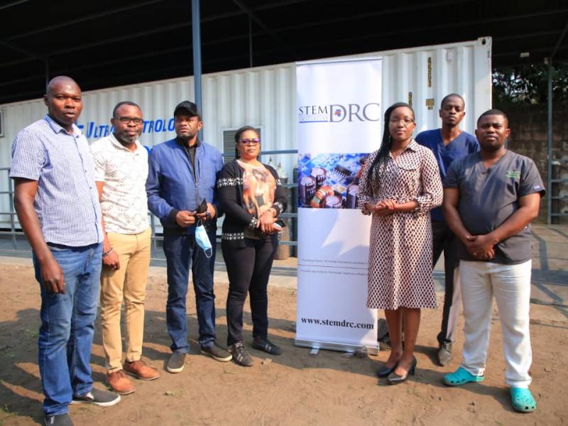 Le Dr. Sandrine Ngalula pose avec l'équipe de STEM DRC, à la Clinique Ngaliema