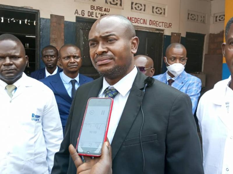 Le ministre Ferdinand Mposha devant la presse après la Ronde