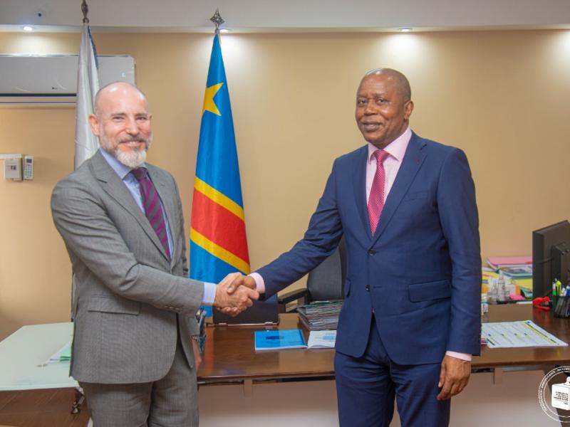 De gauche à droite, Alberto Petrangeli, ambassadeur d'Italie et le président de la CENI Denis Kadima