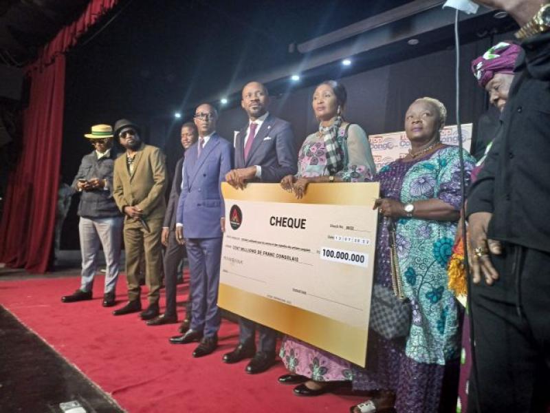 Les veuves des artistes bénéficiaires d'un chèque de 100 millions de FC entourées du ministre Patrick Muyaya, du producteur Amadou Diaby et des quelques grandes figures du Clan Wenge