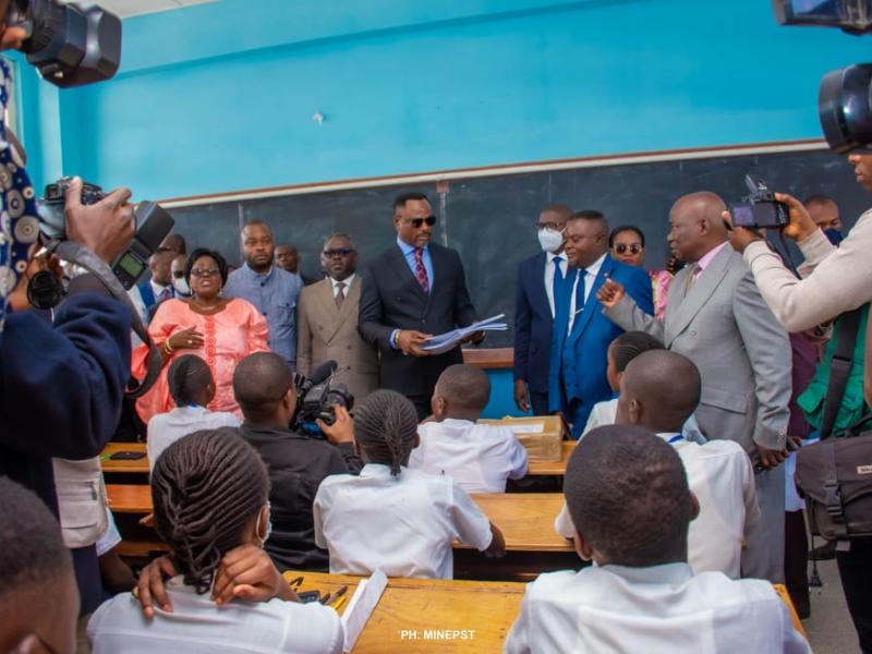 Le ministre de l'EPST, le professeur Tony Mwaba distribue les items aux élèves participants au Tenassosp