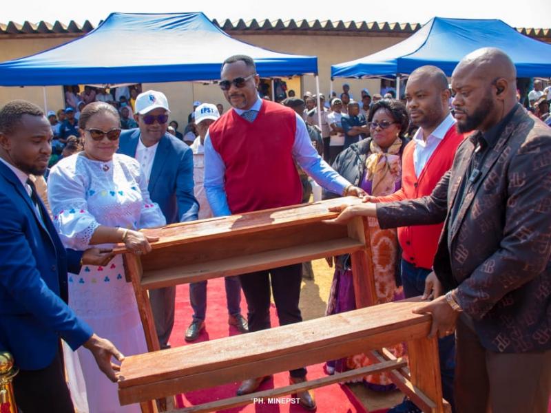 Remise symbolique de 100 bancs par le ministre Tony Mwaba aux responsables du secteur éducationnel de Kasumbalesa dans le haut-Katanga