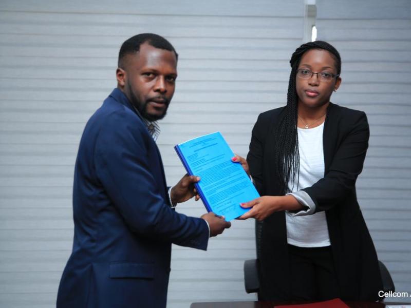 Sandrine Mubenga Directrice générale de l'ARE, à droite, présentant l'accord de conformité accordé à la centrale de Luviro