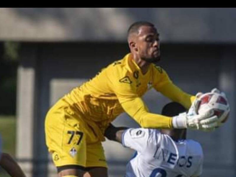 Joël Kiassumbua en duel avec un attaquant de Lausanne Sport.