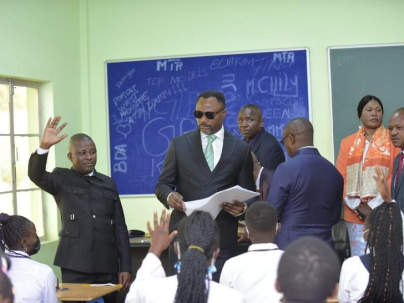 Distribution des items dans une des salles de l'examen d'État par le ministre Tony Mwaba