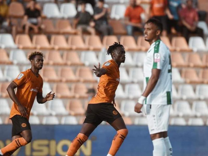 Rossein Tuisila et Chadrack Muzungu, en pleine célébration d'un but, lors d'une rencontre de Botola Pro. [Photo d'illustration]
