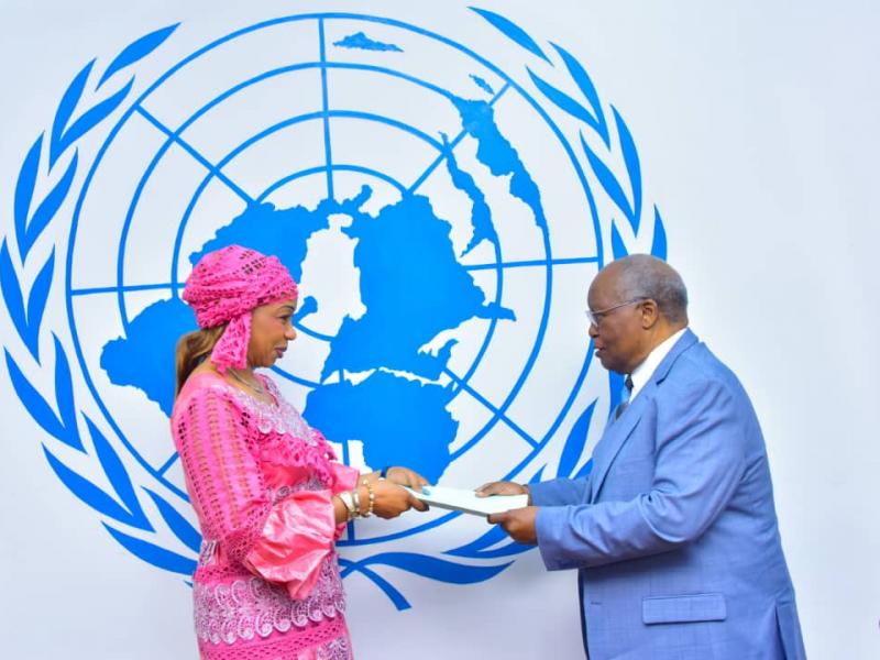 Léonard Baruti (à l'extrême droite) remettant le mémorandum des chefs religieux congolais au bureau de représentation de la Monusco à Kinshasa.