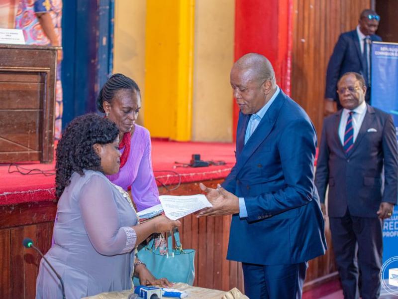 Le président de la CENI Denis Kadima reçoit des mains de la ministre Irène Esambo quelques recommandations sur la prise en compte de l'écriture braille, vendredi 29 juillet, au centre culturel Boboto