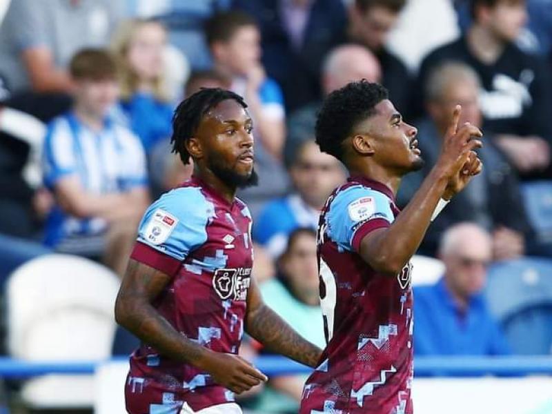 Samuel Bastien en pleine célébration d'un but avec l'un de ses coéquipiers de Burnley FC.
