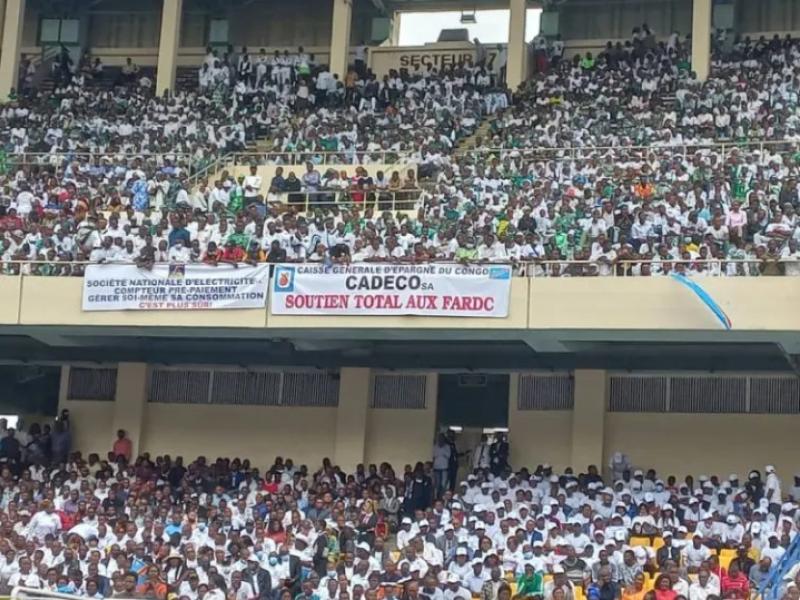 La population kinoise entassée au stade des martyrs pour la journée de prière de soutien à l'armée