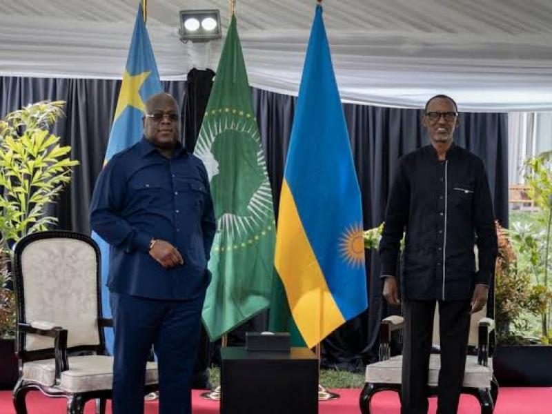 De gauche à droite, le président de la RDC Félix Tshisekedi et son homologue rwandais Paul Kagame