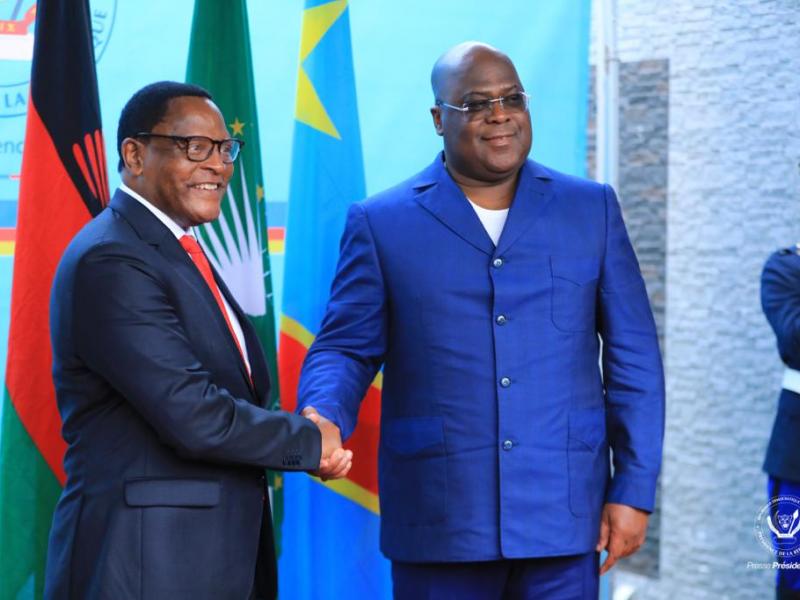 De gauche à droite, le président du Malawi et président sortant de la SADC Lazarus Chakwera et le président de la RDC Félix Tshisekedi