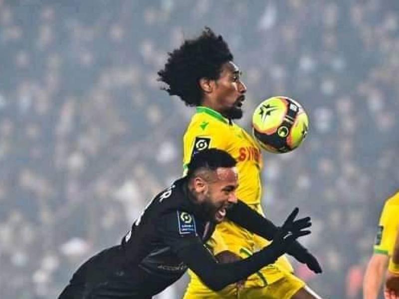 Samuel Moutoussamy en duel avec Neymar jr, lors d'une rencontre de Ligue 1 française. [Photo d'illustration]