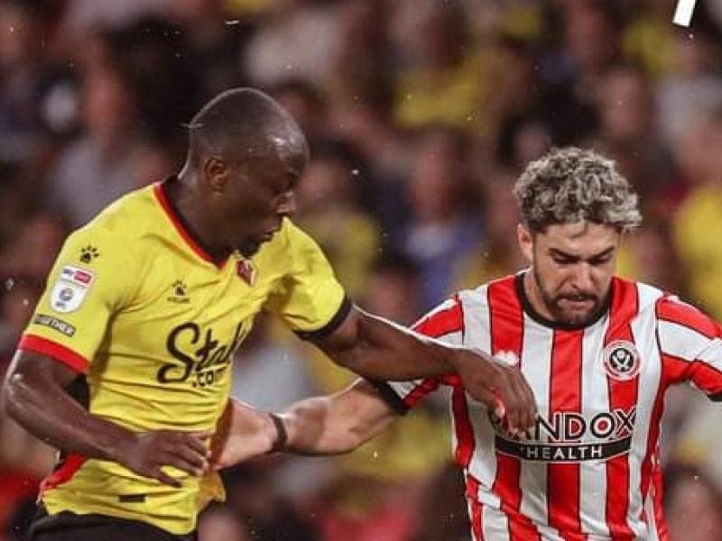 Edo Kayembe en duel avec un joueur de Sheffield United, au Vicarage Road.
