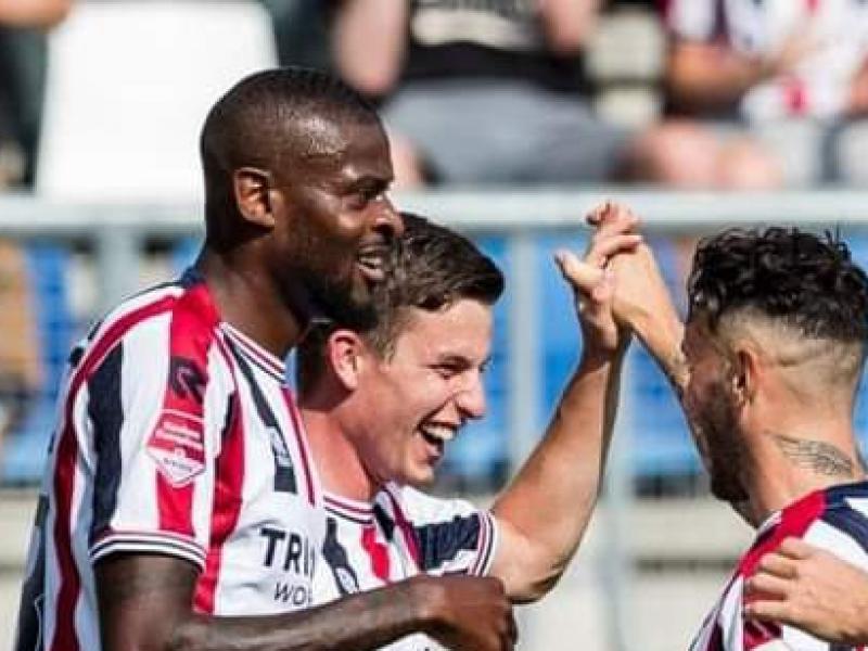 Jeremy Bokila en pleine célébration d'un but avec ses coéquipiers de Willem II Tilburg.