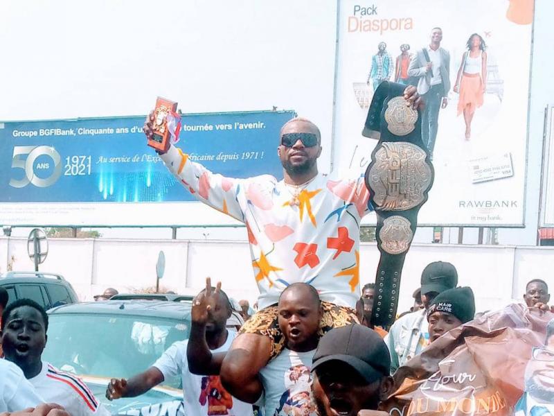 Günther Kalunda accueilli en triomphe à l'aéroport international de N'djili.