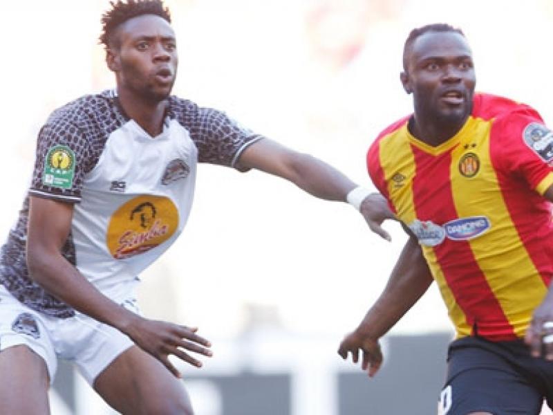Le défenseur du TP Mazembe, Kevin Mondeko en duel avec un attaquant d'Espérance de Tunis, lors d'une rencontre de Ligue des Champions de la CAF. [Photo d'illustration]
