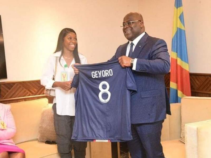 La joueuse grâce Geroyo qui présente son maillot au Président de la République, Félix Tshisekedi